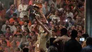 Ceremonia nocturna en los ghats de Varanasi