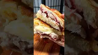 EASY Thanksgiving Leftovers Sandwich Recipe 😋 #thanksgiving #thanksgivingrecipe #sandwichrecipe