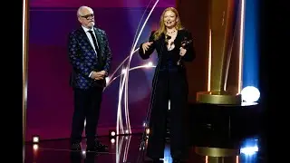 Брайан Кокс вручает Саре Снук премию AACTA Trailblazer Award.
