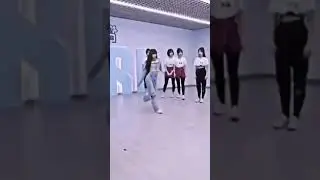 Lisa's confident walk 😇😇
