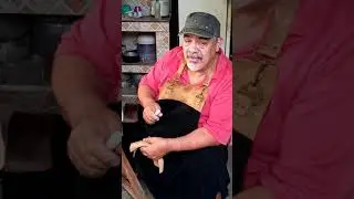 como envejecer una piel con una vela y una mota o cepillo de tela