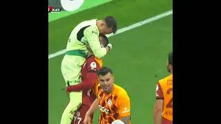 Bu garibin &ouml;mr&uuml; sensiz ge&ccedil;er mi... (A&ccedil;ıklamaya Bak) #galatasaray #shorts #muslera