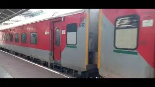 04069 Rajgir- Anand Vihar Terminal AC SF Special Arrived at Prayagraj Jn PF No- 02