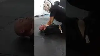 🟡TEST (probando defensa vs estrangulamiento en el suelo) #modernokravmaga