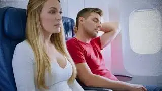 Un tată singur dormea pe scaunul 8A — când căpitanul a întrebat dacă e la bord vreun pilot de luptă