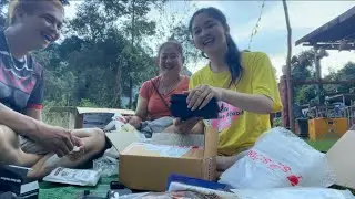 แกะกล่องที่พี่ใจดีฝากมาให้กันลุ้นมาก มาดูกันว่ามีไรบ้าง #สาวลาว #น้องนาง #ขอบคุณค่ะ #ขอบคุณ