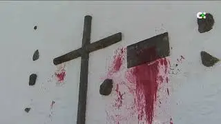 Una pintada ti&ntilde;e de rojo la iglesia de Santa Catalina en Tacoronte