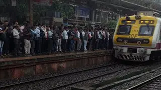 Virar railway station crowd platform no5 waiting for the train #youtubeshorts  #indianrailwayscinema