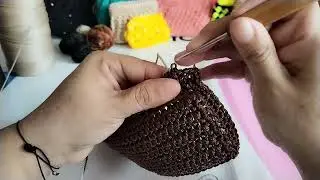 Bolsa tejida a crochet en dos colores 