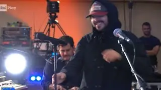 Calcutta canta &ldquo;Cosa mi manchi a fare&rdquo; Secret concert sul tetto della Rai
