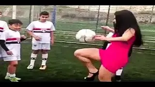 Девушки на каблуках Дают футбольный МАСТЕРКЛАСС  Girl on the heels Gives a soccer MASTERCLASS