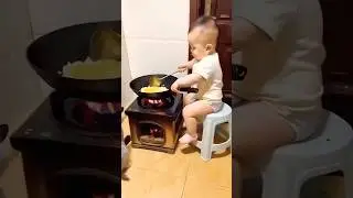 Cute baby can cook eggs 😱🤣❤️ #shorts