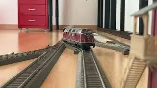V200 mit Personenzug auf der Parkettbahn