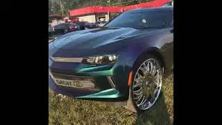 Chevy Camaro na 26-calowych felgach Lexani firmy Coast 2 Coast Customs