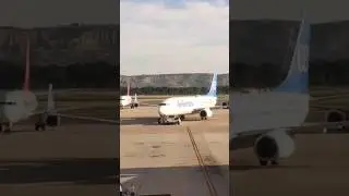 Um Boeing 737-800 da #companhia Air Europa sendo rebocado para #decolagem  por um tractor pushback.