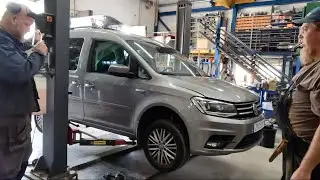 Servar VW Caddy, & byter bromsar och skivor del 1 av 2