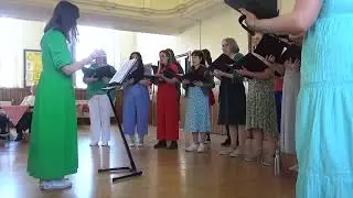 Mae&rsquo;r Ddaear yn Glasu