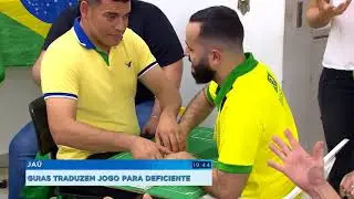 Surdocego acompanha do Copa da Rússia usando campo tátil em Jaú