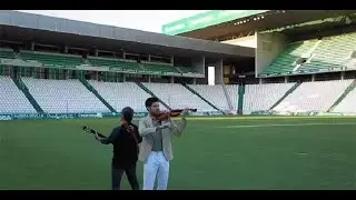 Paco Montalvo y Queco tocando el himno del Córdoba CF sobre el césped de El Arcángel