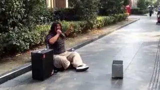 （飄洋過海來看你）果然是高手在民間，在街頭遇見超強的演技派歌手。