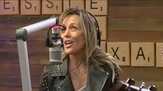 Fey - Comi&eacute;ndome Tus Besos (En Vivo / Versi&oacute;n Ac&uacute;stica)