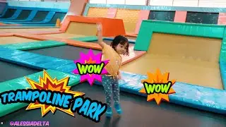 anak kecil main Trampoline loncat loncat ! jump O land