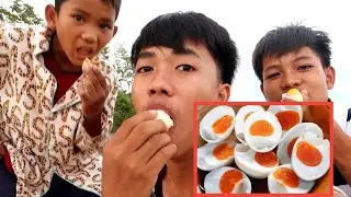 Primitive Technology - Cooking on a rock - Eating baby egg ducks claws delicious so good