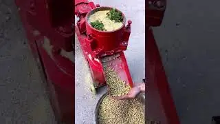Petani menggunakan pabrik pelet untuk membuat pelet untuk pakan unggas.