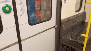 Rundgang in der Berliner U Bahn Typ G (Gisela) der BVG