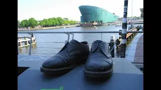 Wees-schoenen in de straten van Amsterdam
