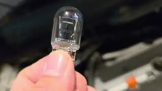 Как поменять лампочки поворотников на Honda Element без инструментов.
