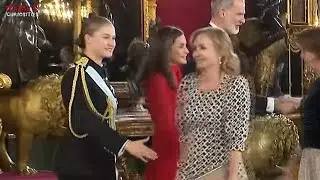 Princess Leonor is ignored by some women and they don't shake her hand