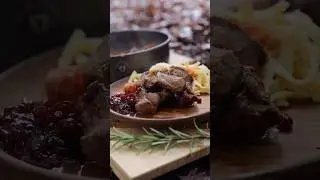 Outdoorkochen Wildschweingulasch mit Sp&auml;tzle #shorts #viralvideo #cooking ​⁠@DeutscherJagdverband