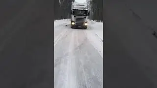 Zima atakuje - ciężar&oacute;wka sunie po lodzie 😳