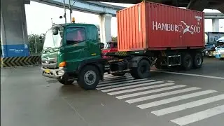 AKTIVITAS TRUK DI SEKITAR TERMINAL TANJUNG PRIOK