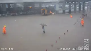 Torrential Rains Flood Guangzhou, Bringing about Traffic Difficulties