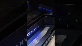 HT AUTO STYLE~TOYOTA  GRANVIA 再一台到店施工為了方便整理 整體大器舒適感提升百倍選擇安裝大理石紋霧面耐磨地板 碳晶黑顏色,四門不銹鋼黑色側踏板帶藍光迎賓燈