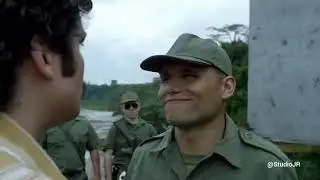 Pablo Escobar subordinando policias -NARCOS- cena &eacute;pica