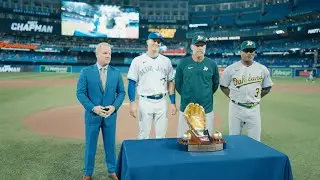 Matt Chapman receives his Gold Glove!