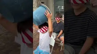 Уморительный водный челлендж с семьей 💦 #waterchallenge #familygames #shortsvideo