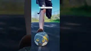 Трюк мышеловка &mdash; классика 🐭 #футбол #panna #streetfootball #skills