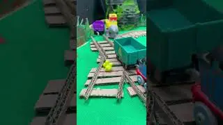 Thomas Helping Chick to Meet Chicken Mother Hen #thomasthetrain #thomasandfriends #trainthomas