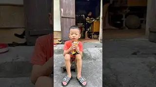 Ch&uacute; Hưng Tốt Bụng Gi&uacute;p Em B&eacute; Ăn Cơm No N&ecirc;