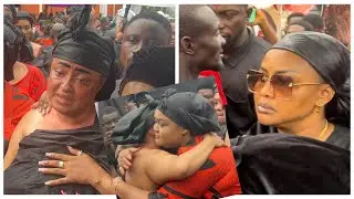 Sad😥 Mcbrown & Vivian Jill console Matilda Asare,She couldn’t hold her tɛars seeing her Mum’s Coff!n