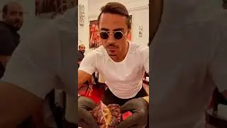 😮 Nusret says WOW while Serving Hamburger - #SALTBAE NUSRET VIDEO #19 | FAMOUS CHEF #NUSRET #shorts