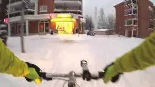 Kuopion liikenteen kuski antaa tiet&auml;, hymyilee ja morjestaa.