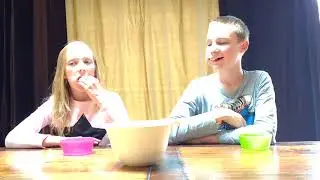 De chubby bunny challenge met Ella