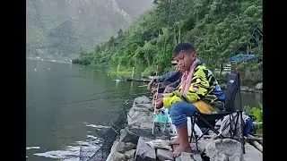 Mancing full di pinggiran danau Toba #pakreosilalahi #mancing #umpanoncop #danautoba #fishing #nelay