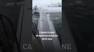 2 человека погибли, когда грузовой самолет выкатился за пределы взлетно-посадочной полосы и упал ...