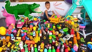 У Зейна много игрушек: горка, мяч, яйцо, песочный грузовик, бетономешалка, бульдозер, Халк, а ещё...